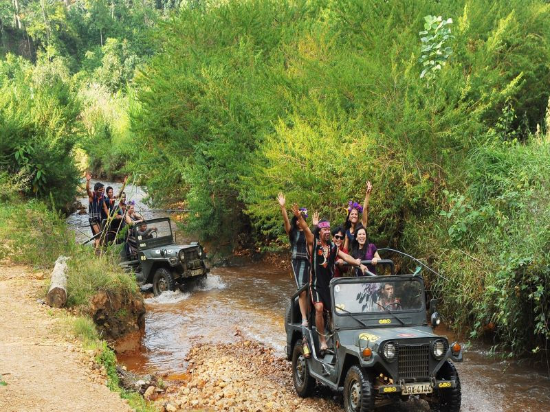 Khám phá làng Cù Lần bằng xe jeep là hình thức được đông đảo du khách lựa chọn