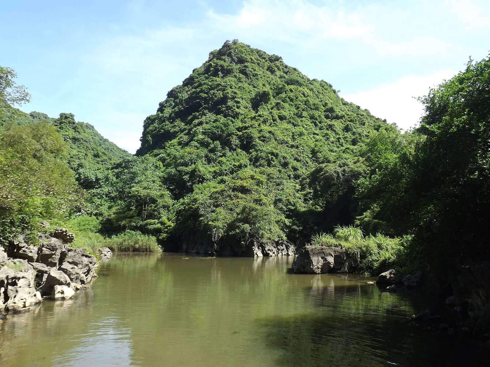 Núi Ngọc có vị trí nằm sát ngay mặt nước sông Đáy.