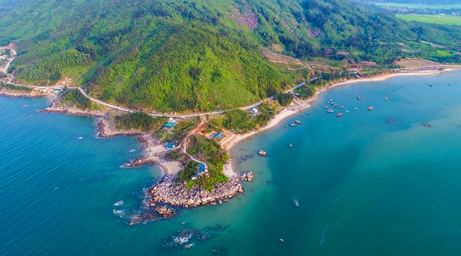 Thiên Cầm được đánh giá là bãi biển đẹp nhất tại Hà Tĩnh. Bờ biển hình cung được kéo dài từ núi Thiên Cầm cho tới núi Đầu Voi.