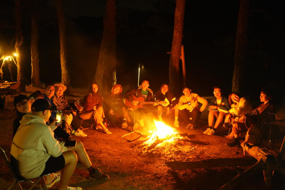Đốt lửa trại tại CampArt là một trong những trải nghiệm tuyệt vời bạn sẽ có được khi đến CampArt Mợ Jen