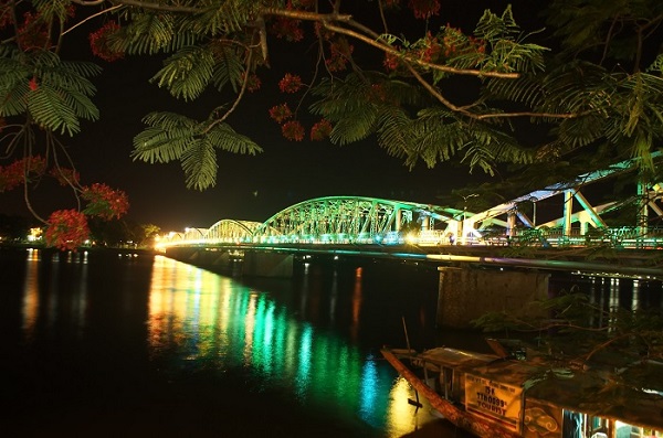 Ngắm nhìn toàn cảnh sông Hương lung linh khi về đêm