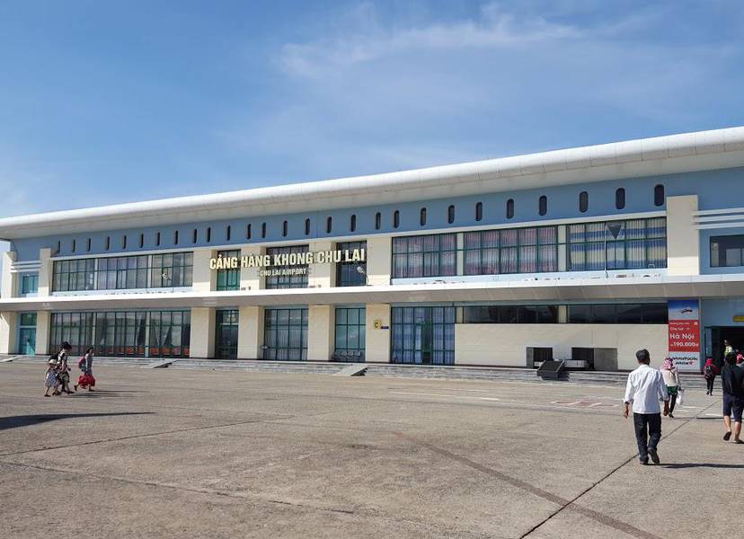 Sân bay có vị trí chính xác là xã Tam Nghĩa, huyện Núi Thành, tỉnh Quảng Nam