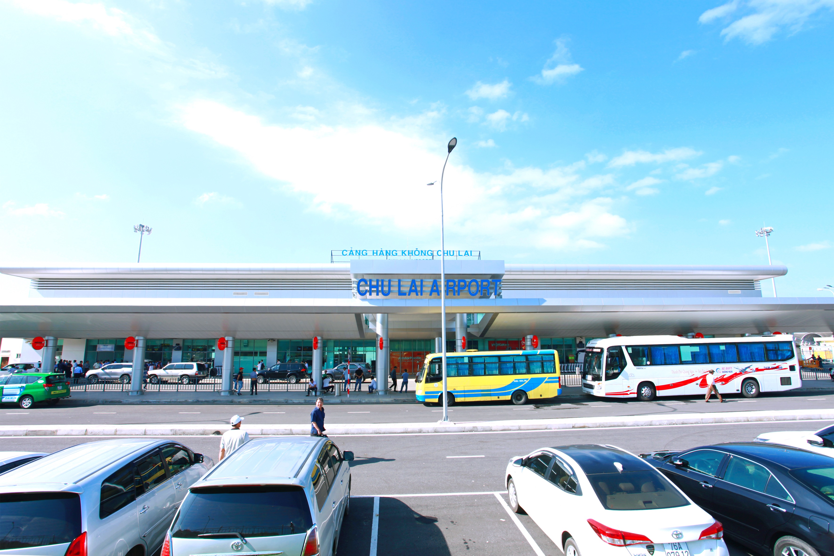 Dịch vụ cho thuê xe ô tô đưa đón sân bay Chu Lai đi Tam Kỳ giá rẻ HoaBinhBus
