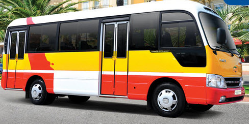 Xe bus di chuyển ở Cát Bi - Đồ Sơn