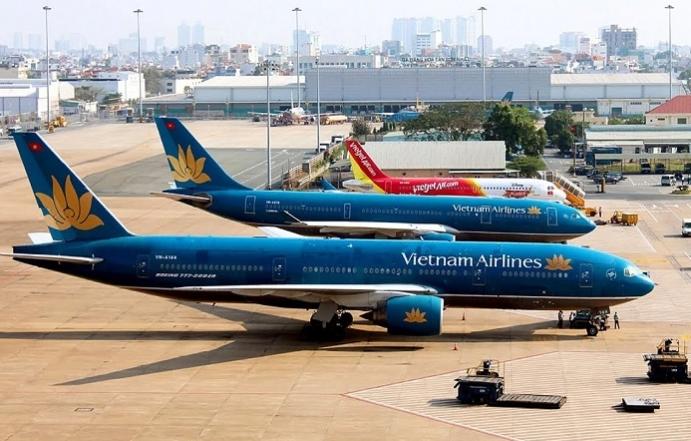 Máy bay của hãng hàng không Vietnam Airlines và Vietjet Air tại nhà ga T1 sân bay Nội Bài