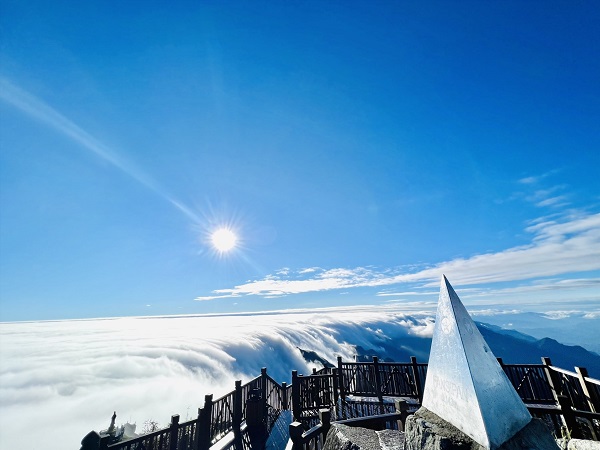Từ đỉnh Fansipan du khách sẽ được chiêm ngưỡng biển mây bồng bềnh