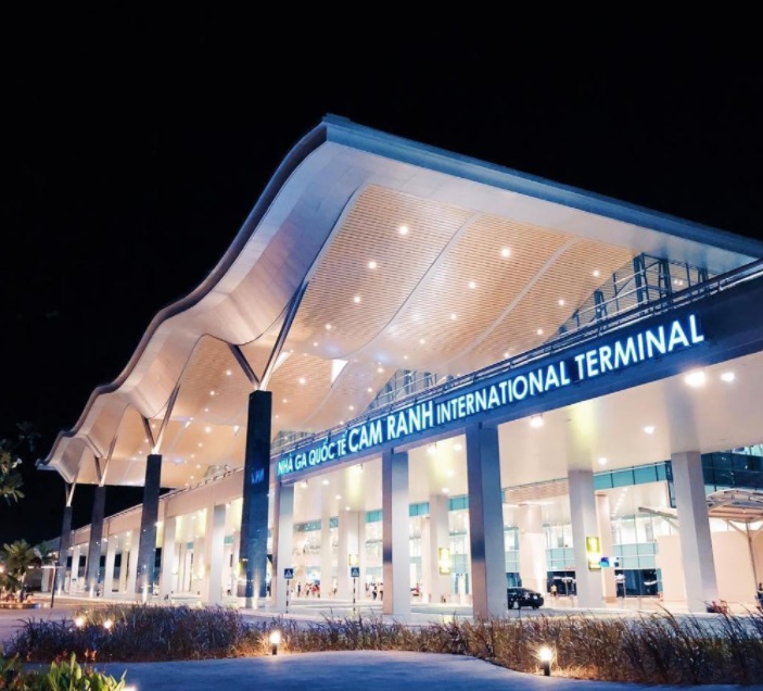 Sân bay quốc tế Cam Ranh nằm tại trung tâm của thành phố Cam Ranh, tỉnh Khánh Hòa, cách 30km về phía Nam