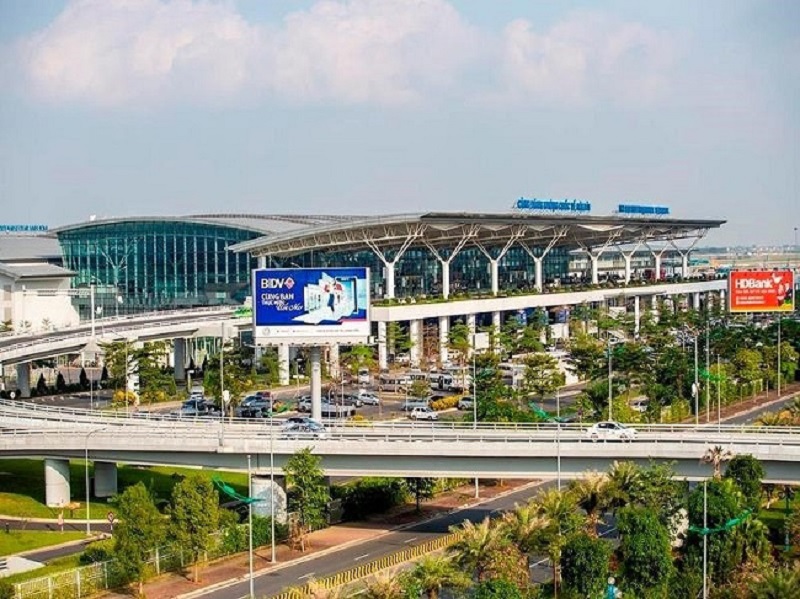 Sân bay quốc tế Nội Bài nằm ở huyện Sóc Sơn, cách Hà Nội khoảng 30km về phía Bắc