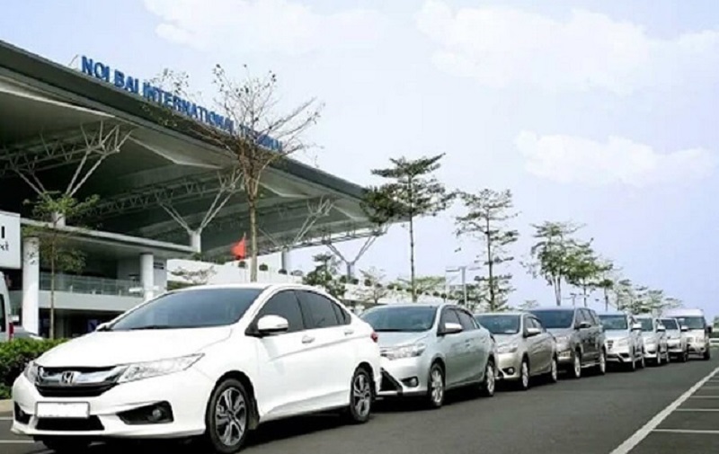 Hàng xe chờ đón hành khách rời sân bay Nội Bài
