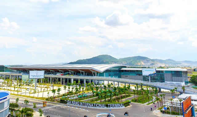 Sân bay quốc tế Đà Nẵng cách trung tâm thành phố chỉ 1km về phía đông với 2 nhà ga chính
