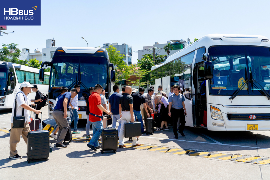 HoaBinh Bus cung cấp dịch vụ thuê xe du lịch trọn gói và chỉ thuê ô tô riêng. 