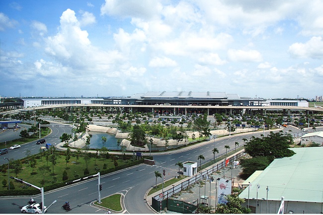 Sân bay Tân Sơn Nhất là cảng hàng không lớn nhất ở thành phố Hồ Chí Minh cách 8km về phía Bắc