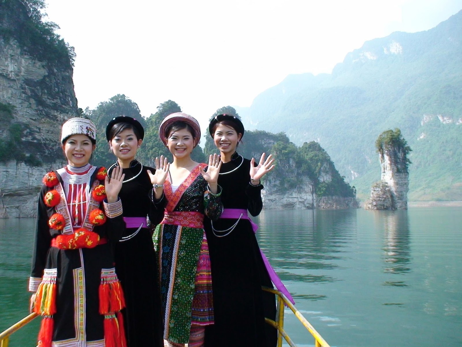 Nằm cách thành phố Tuyên Quang khoảng 105km, khu du lịch Na Hang là một trong những địa điểm du lịch hấp dẫn nhất.