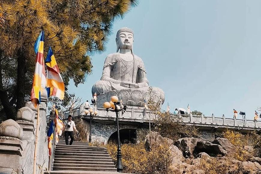 Tượng Phật bằng đá tọa lạc trên tòa sen thời Lý