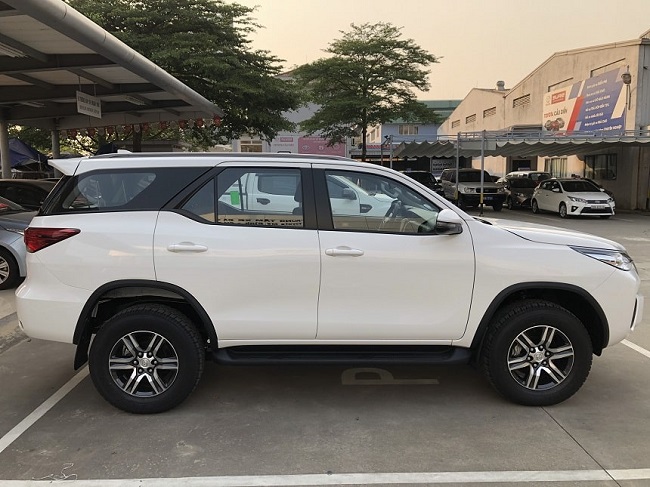 Xe Toyota Fortuner 7 chỗ 