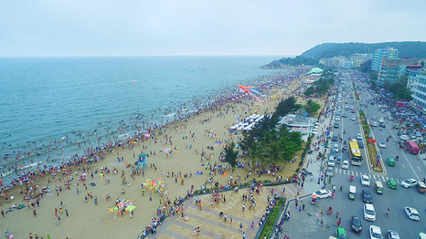Bãi biển Sầm Sơn đón khách du lịch